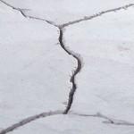 Трещина в бетонном покрытии